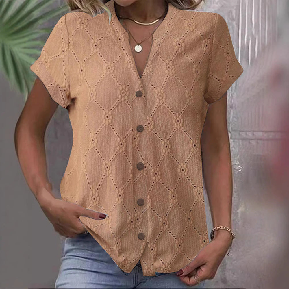 Damen Kurzarmbluse mit dekorativem Lochmuster und eleganter Knopfleiste Drune