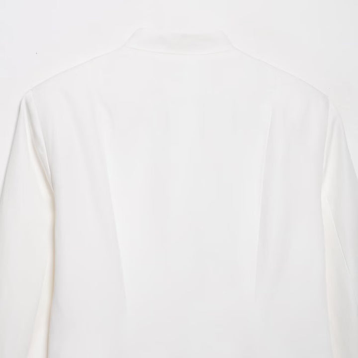 Damen Boxy-Kurzjacke mit Stehkragen, Zierknoten-Verschlüssen und Leistentaschen Drune