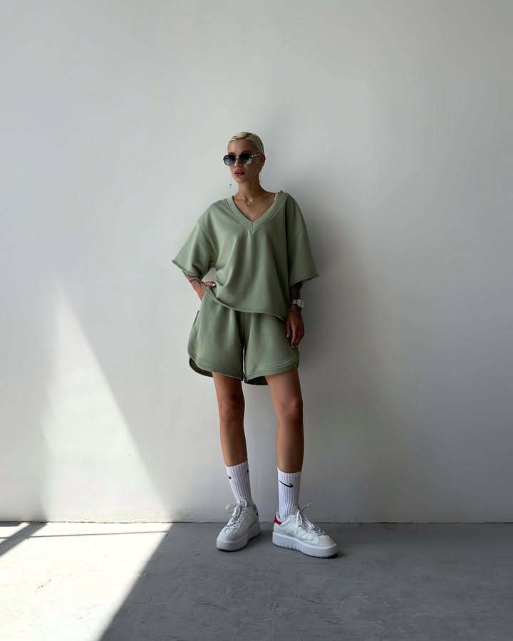 Damen lässiges Sport-Set mit oversized Oberteil und bequemen Shorts