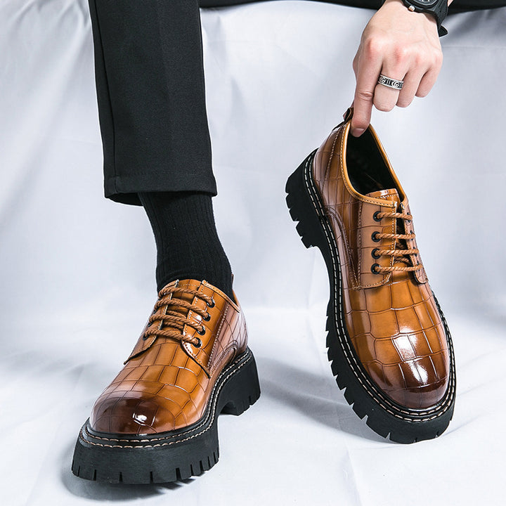 Damen Chunky Derby‑Schnürschuh mit Krokoprägung, lackiertem Kunstleder und profilierter Plateau‑Sohle Drune
