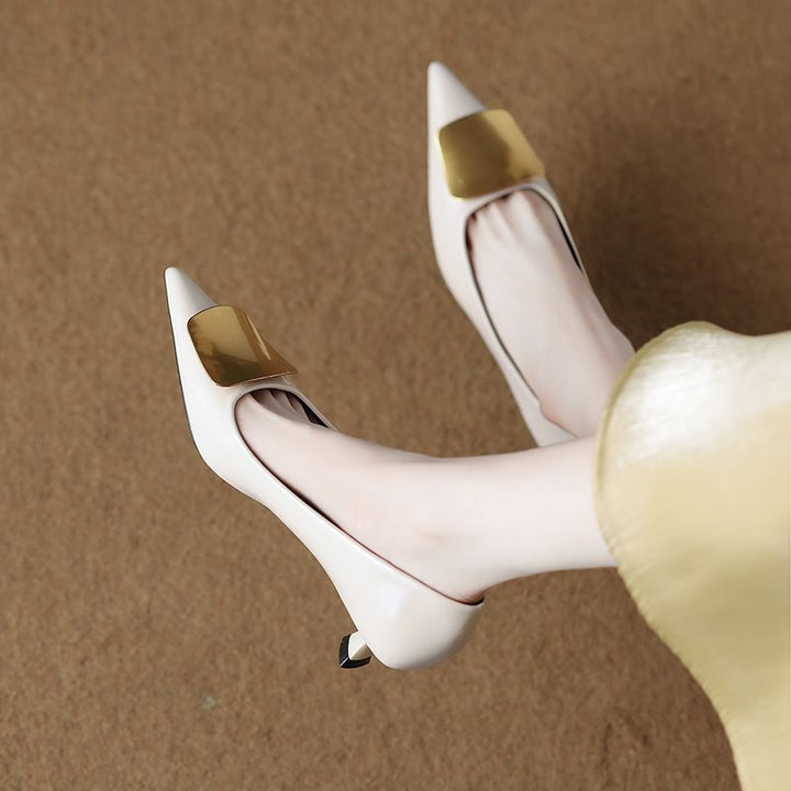 Damen Spitz zulaufende Kitten‑Heel Pumps mit dekorativer Metallapplikation Drune