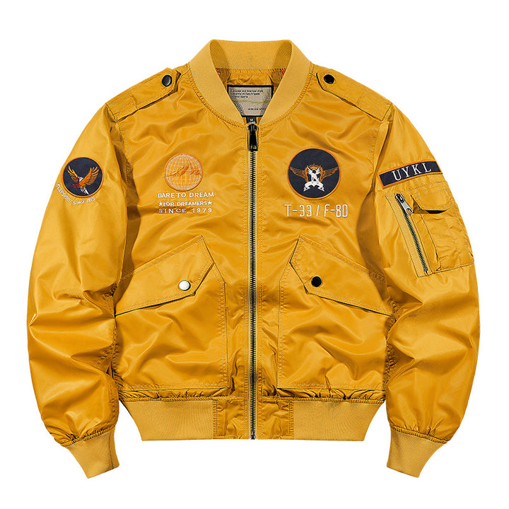 Herren  glänzende Pilotenfliegerjacke mit gestickten Missionsabzeichen und schrägen Druckknopfklappentaschen Drune