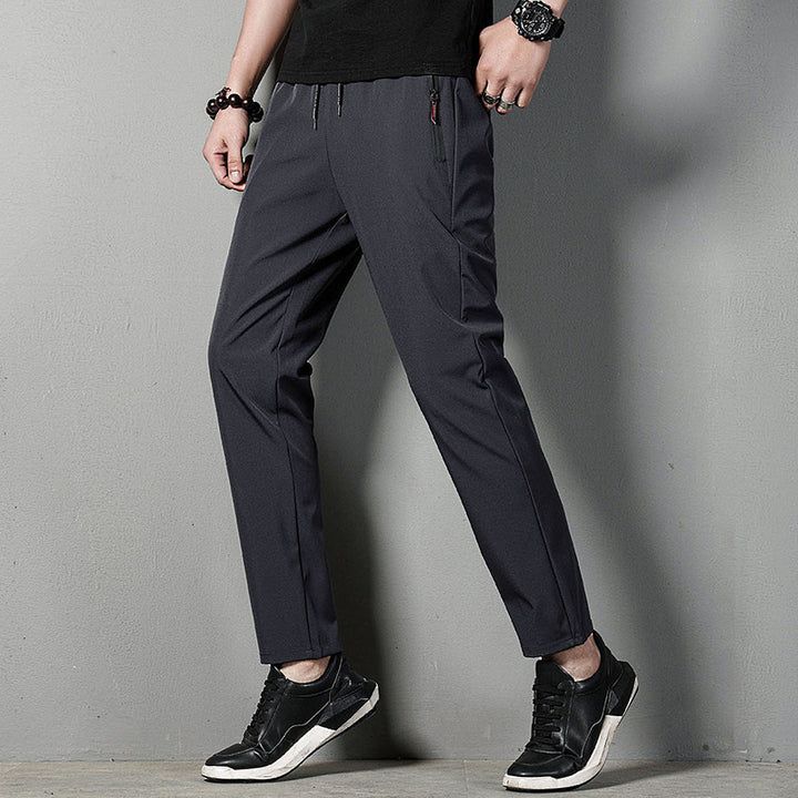 Herren schmal geschnittene Tech-Chino Jogginghose mit elastischem Kordelbund, verdeckten Reißverschlusstaschen und vorgeformten Knien Drune