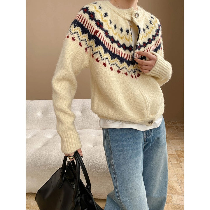 Damen gestrickte Designer-Jacke mit hochgezogenem Kragen und dekorativen Knöpfen Drune