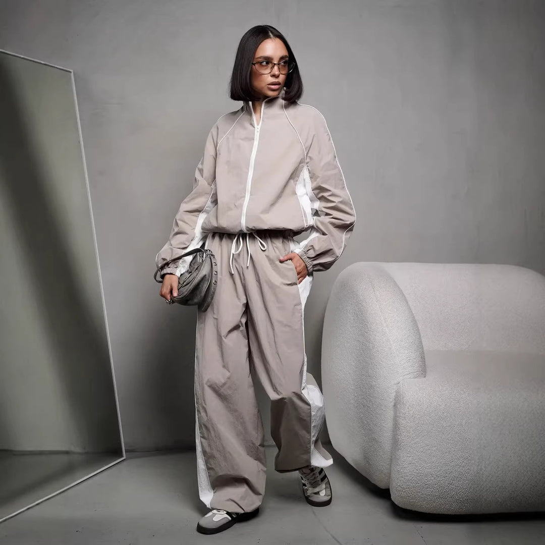 Damen sportlich-elegantes Trackset mit Stehkragen, Reißverschlussjacke und weitem Seitenstreifen-Hose Drune