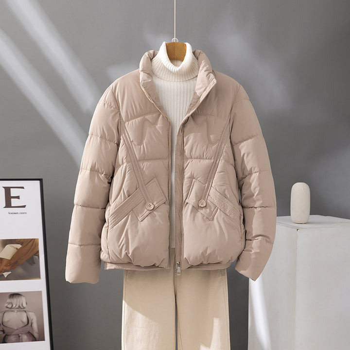 Damen nan kurzer Steppblouson mit hoher Kragenblende, diagonal gesetzten Ziernähten und aufgesetzten Pattentaschen Drune