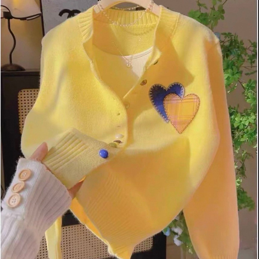 Damen Strickjacke mit Herzapplikationen und bunten Knopfdetails Drune