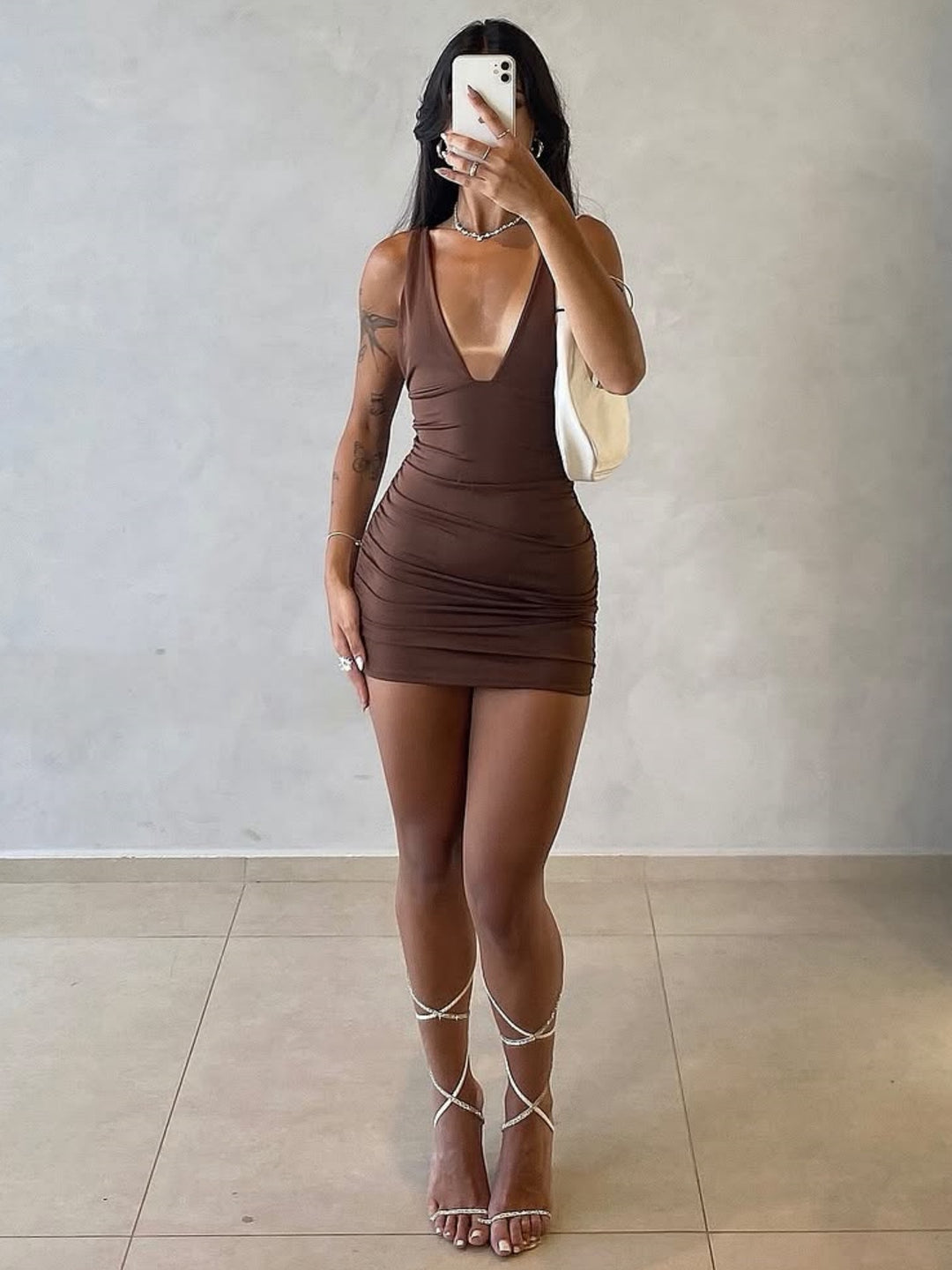 Damen figurbetontes Minikleid mit tiefem V-Ausschnitt und Raffung Drune