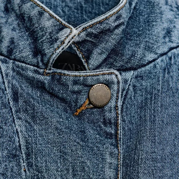 Damen Boxy Cropped Denimjacke mit Mandarin-Kragen, asymmetrischer Knopfblende und Fransenabschluss Drune