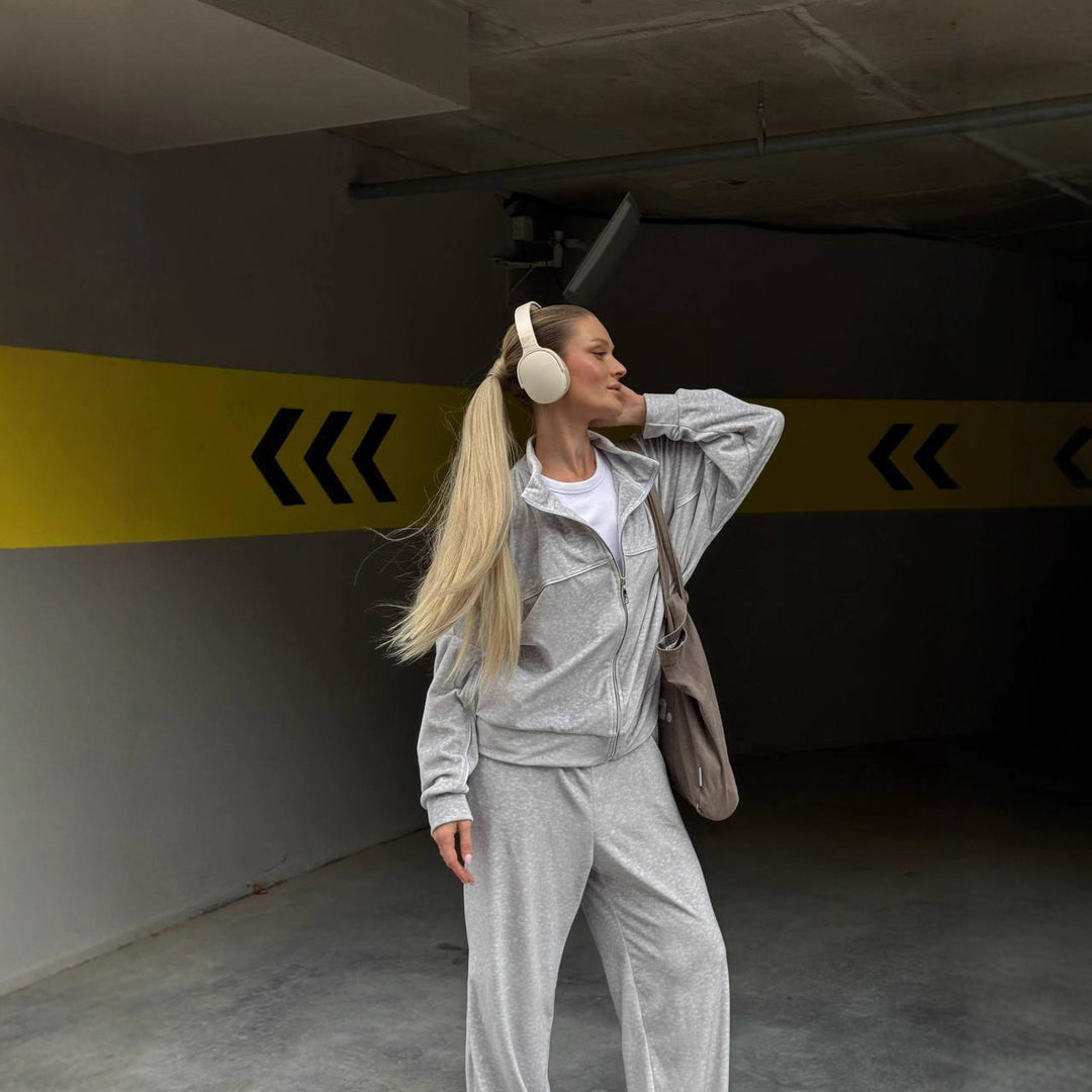 Damen sportive Oversize-Fleecejacke mit diagonaler Reißverschluss-Optik und weit geschnittener High-Waist-Jogginghose Drune
