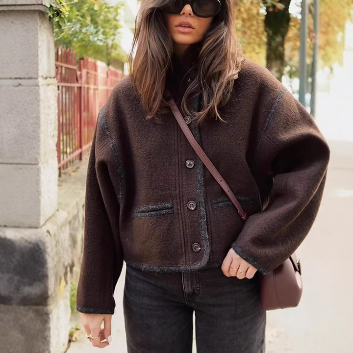 Damen nan kastige Kurzjacke mit Rundhalsausschnitt, Kontrastpaspel und Leistentaschen Drune