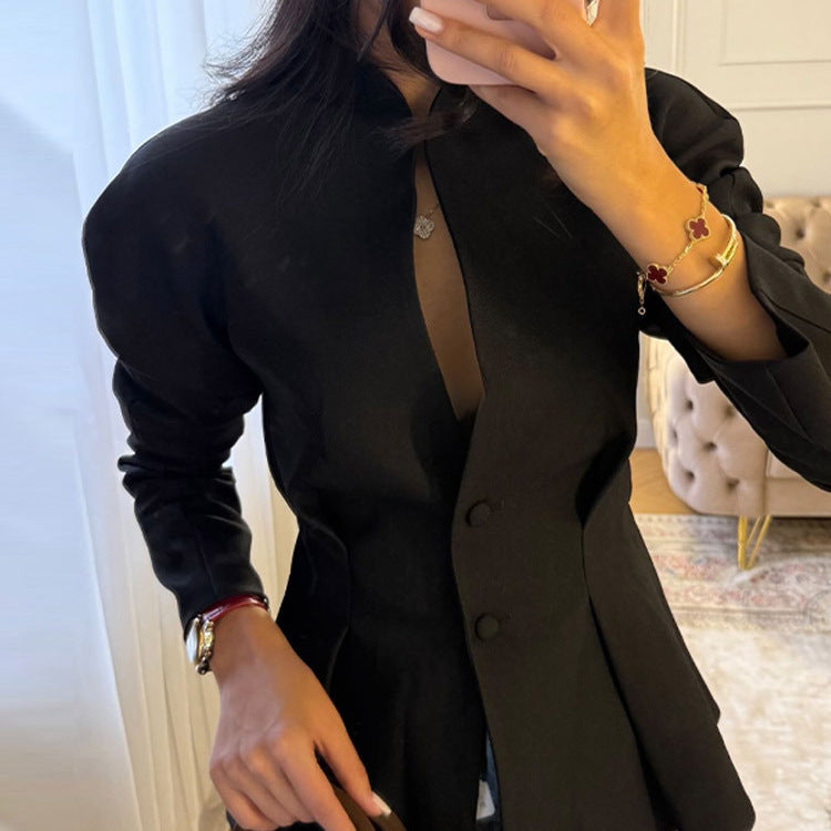 Damen Taillierte kragenlose Blazerjacke mit verdeckter Knopfleiste und figurnahen Abnähern Drune
