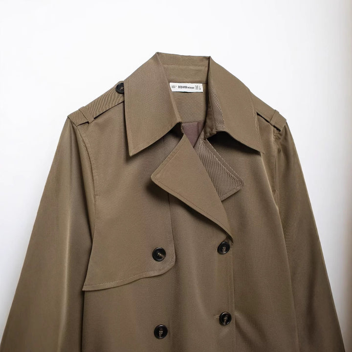 Damen nan kurzer Cropped Trenchcoat im Boxy‑Schnitt mit doppelreihiger Knopfleiste Schulterklappen und verstellbaren Ärmelriemen Drune