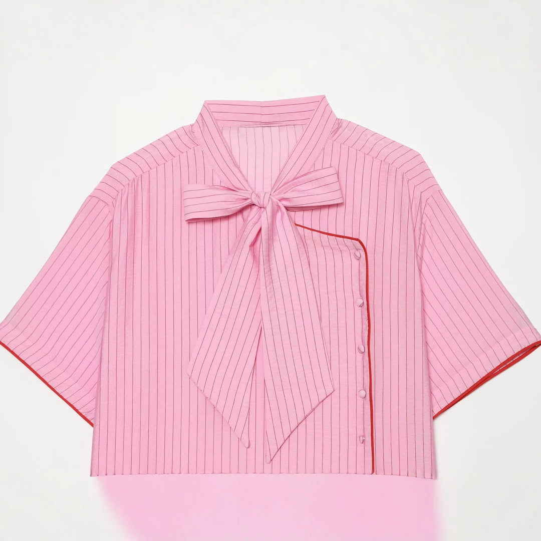 Damen Kurzarm-Bluse mit Schleifenkragen und seitlicher Knopfleiste Drune
