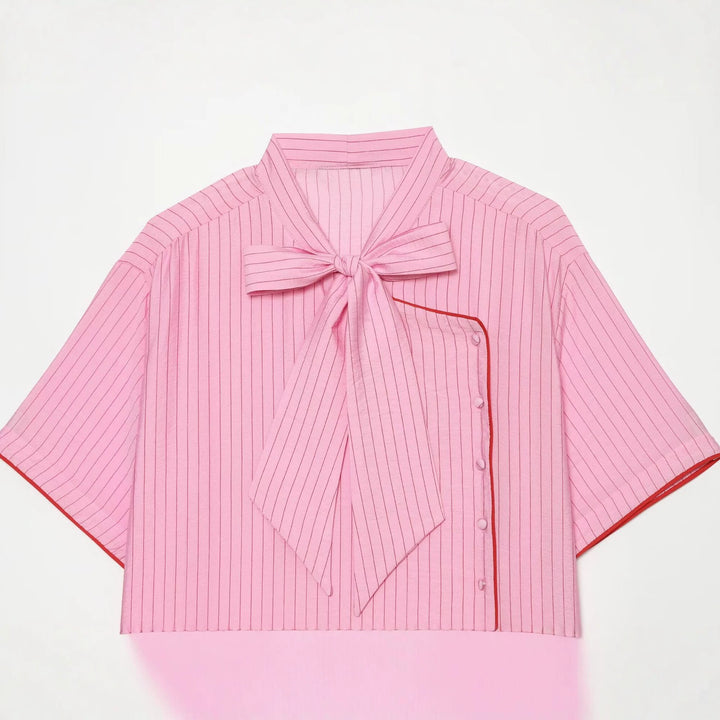 Damen Kurzarm-Bluse mit Schleifenkragen und seitlicher Knopfleiste Drune