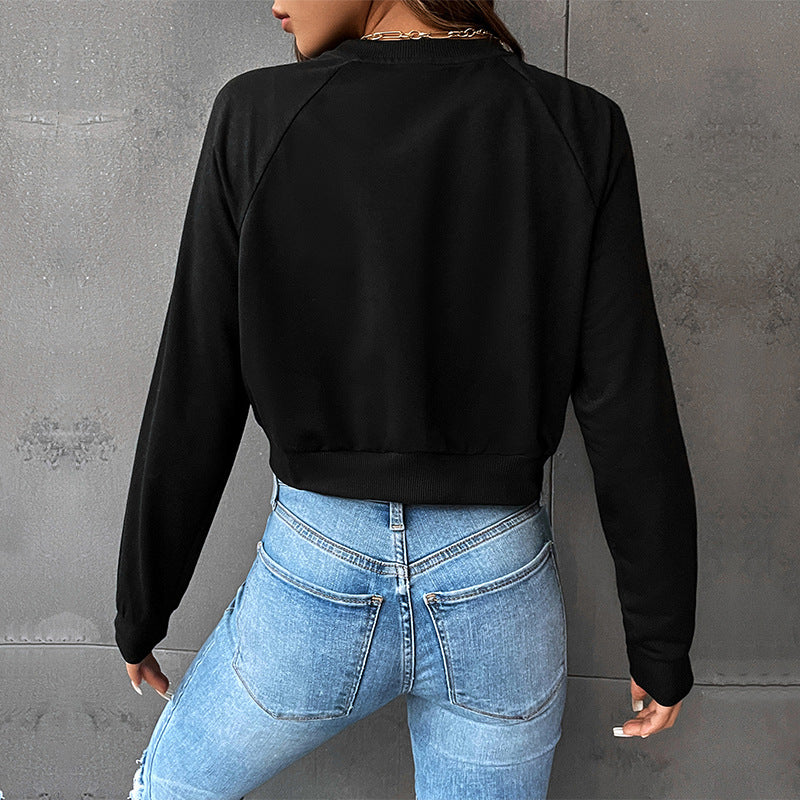 Damen Cropped-Sweatshirt mit Script-Print, Herz-Applikation und Raglanärmeln Drune