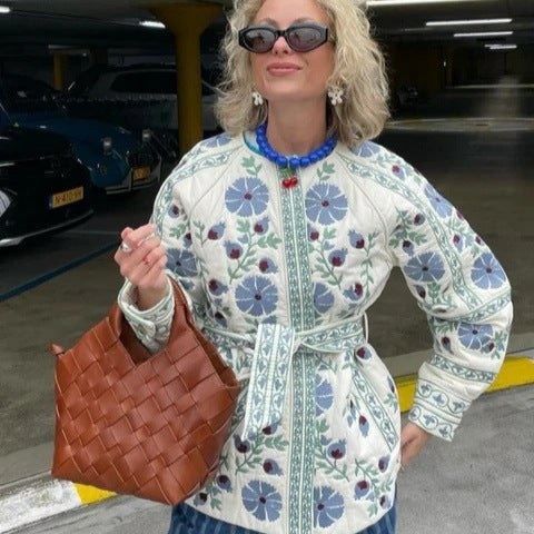 Damen leichte Bluse mit floralem Muster und dekorativem Bindegürtel Drune