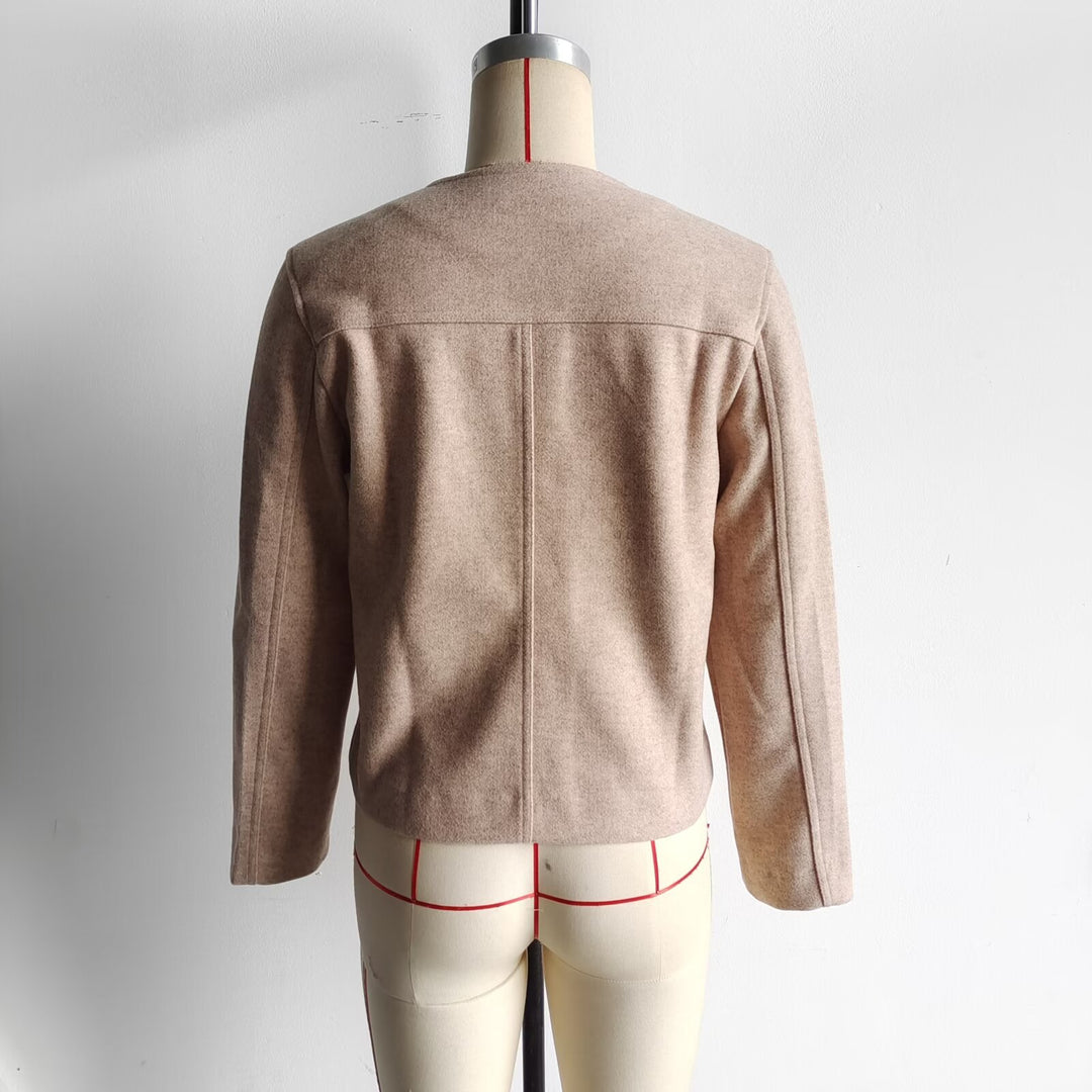 Damen nan strukturierte Kurzjacke mit Rundhals, Brusttaschen und dekorativer Metallknopfleiste Drune