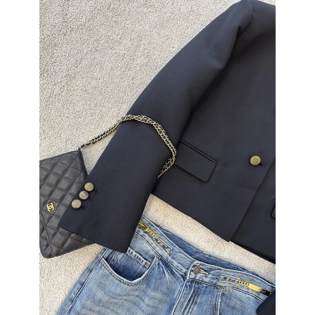 Damen Kragenlose taillierte Kurzjacke mit goldenen Zierknöpfen und Pattentaschen Drune