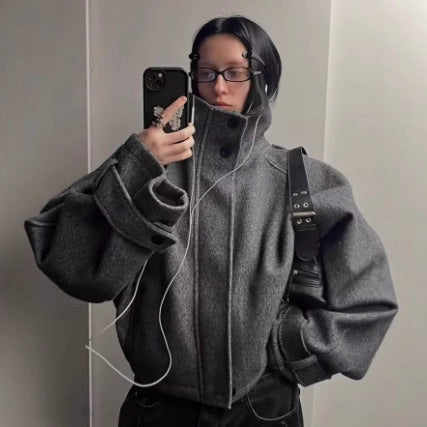 Damen nan kurze Wolljacke mit Stehkragen, Schulterklappen, verdeckter Knopfleiste und verstellbaren Manschetten Drune