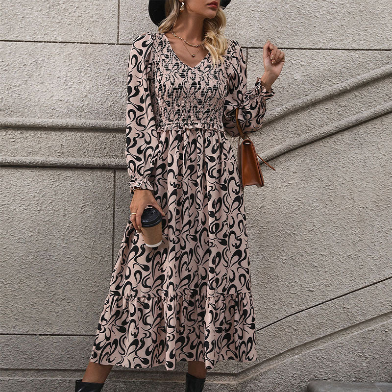 Damen Maxikleid mit Smok-Einsatz, V-Ausschnitt und Volantstufen Drune