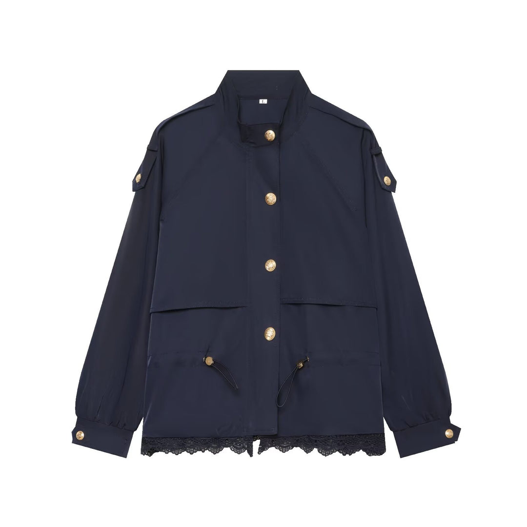 Damen 50+ taillierte Utility‑Blousonjacke mit Stehkragen, Kordelzugtaschen und Spitzenbesatz Drune