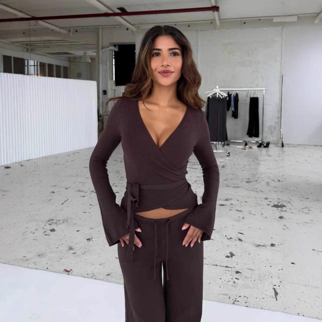 Damen nan Strick-Wickeloberteil mit Bindegürtel und Trompetenärmeln sowie taillenhoher weitgeschnittener Strickhose Drune