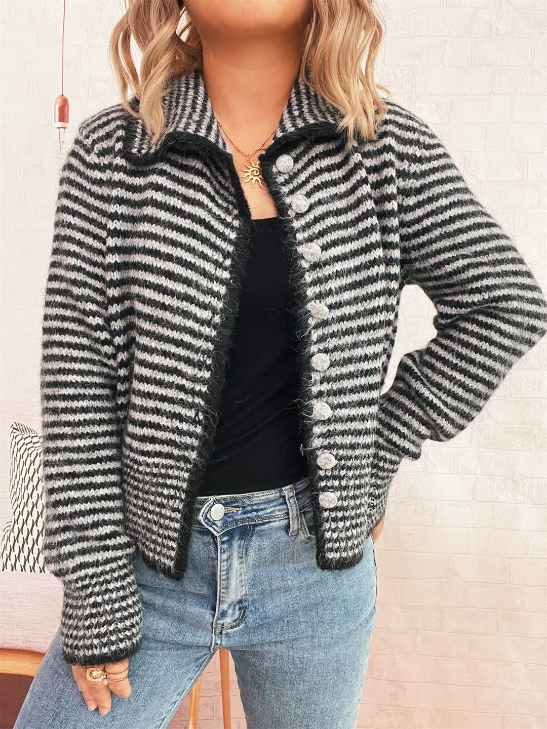 Damen gestrickte Kurzjacke mit modischem Streifenmuster und fluffigen Knöpfen Drune