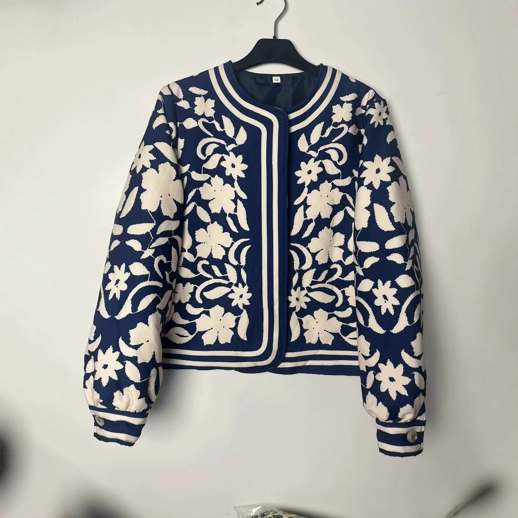 Damen nan gesteppte Kurzjacke im ornamentalen Bandana‑Print mit Rundhalsausschnitt und Zierpaspel Drune