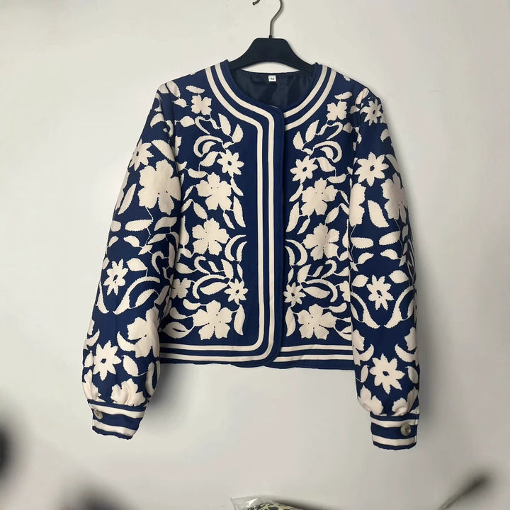 Damen nan gesteppte Kurzjacke im ornamentalen Bandana‑Print mit Rundhalsausschnitt und Zierpaspel Drune