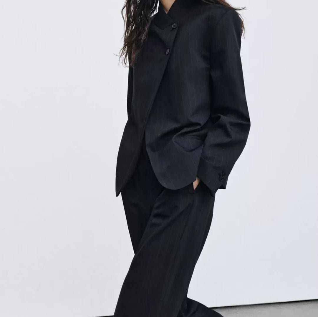 Damen Kurzblazer mit Funnelkragen und asymmetrischer Knopfleiste Drune