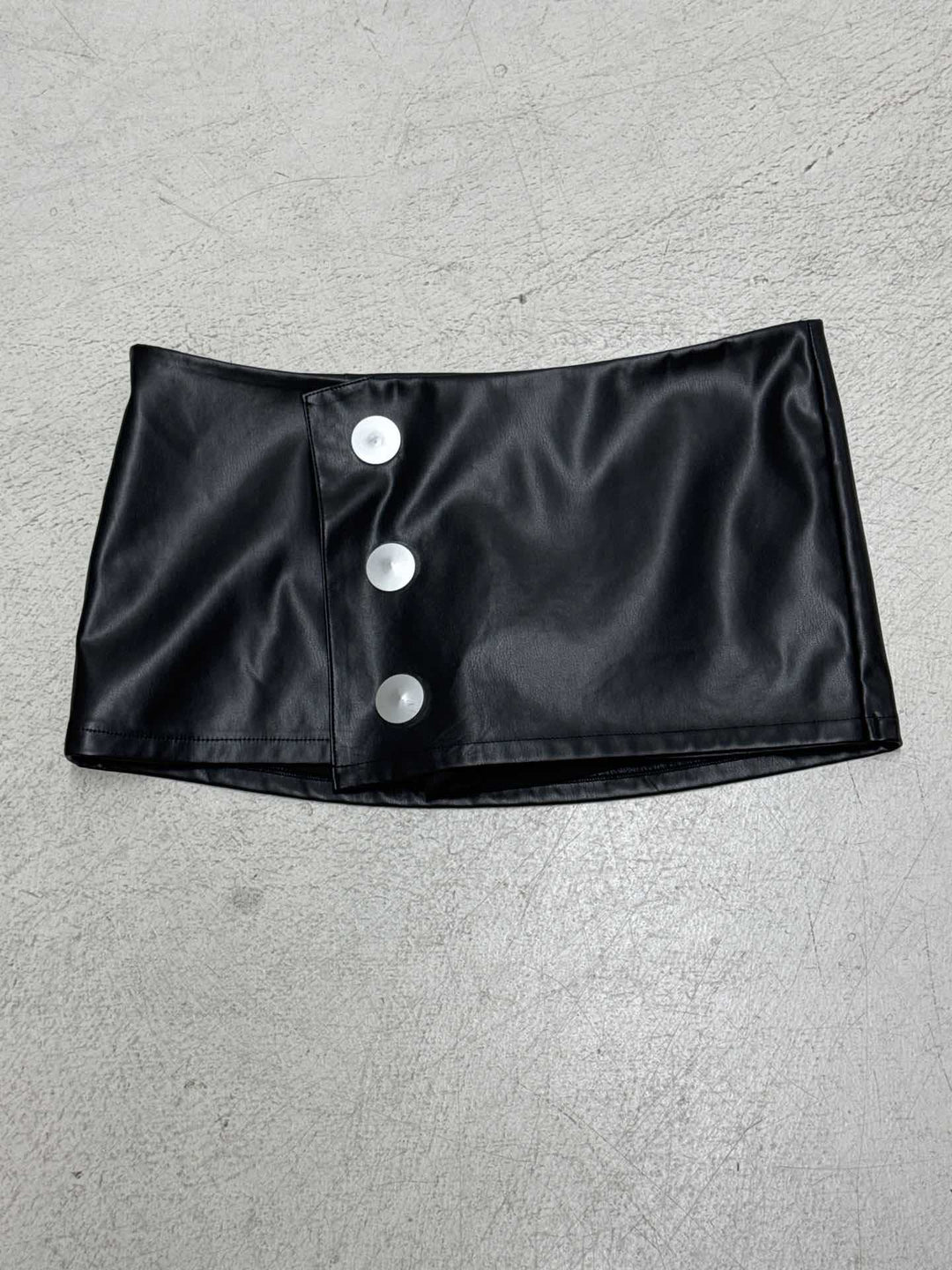Damen Minirock aus Kunstleder mit Knopfdetails Drune