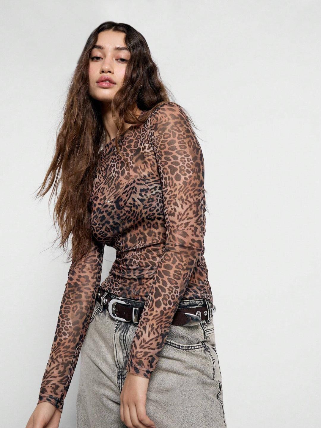 Damen nan figurnahes Netz-Longsleeve mit Leopardenmuster und seitlicher Raffung Drune