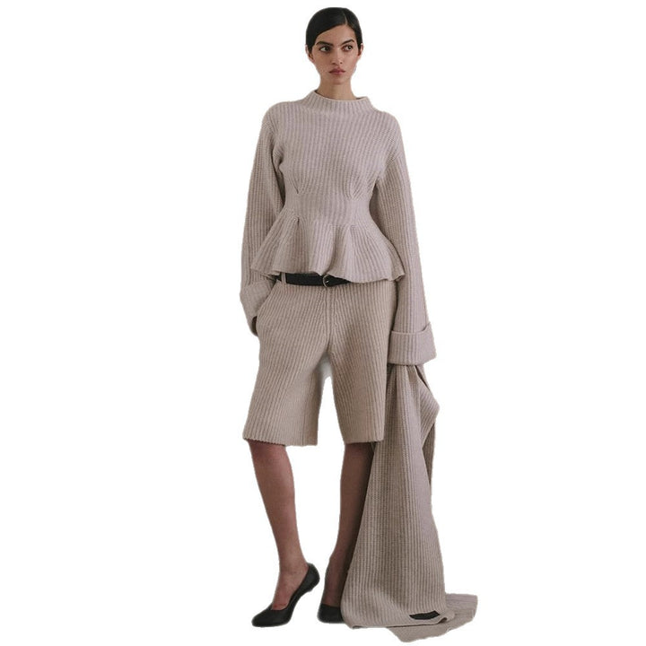 Damen Feinstrick-Zweiteiler mit tailliertem Peplum-Pullover und High-Waist-Bermuda Drune