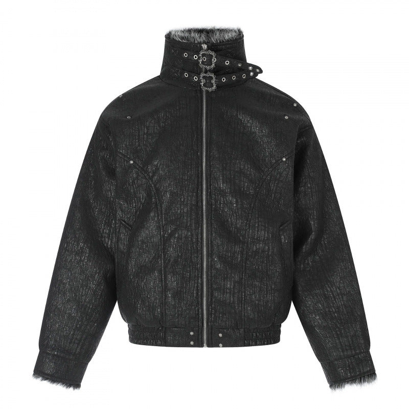 Herren Kurze Biker-inspirierte Kunstleder-Bomberjacke mit Nieten, doppeltem Schnallenkragen und Teddyfutter Drune