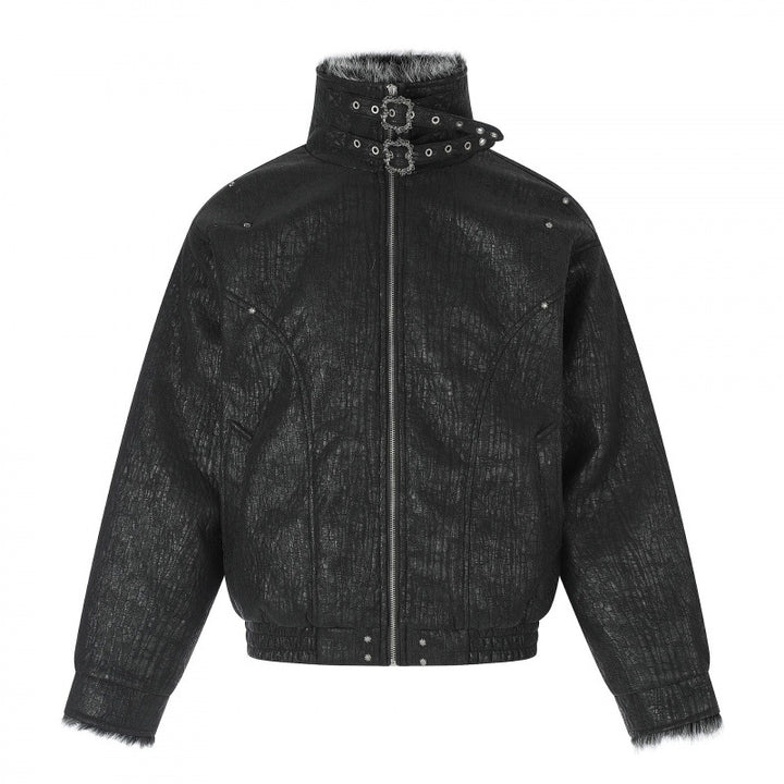 Herren Kurze Biker-inspirierte Kunstleder-Bomberjacke mit Nieten, doppeltem Schnallenkragen und Teddyfutter Drune