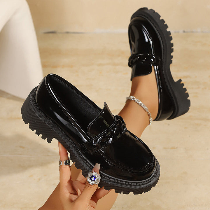 Damen Klobige Lack‑Loafer mit grober Profilsohle und Kettenverzierung Drune