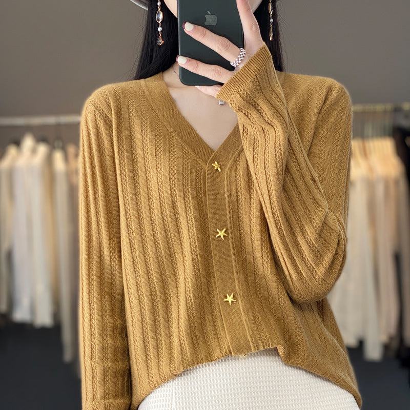 Damen Leichter V‑Ausschnitt-Cardigan mit strukturierter Längsrippe und Sternknöpfen Drune