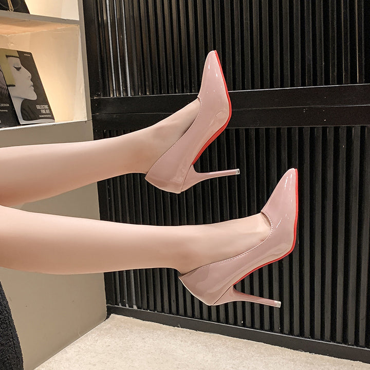 Damen Spitz zulaufende Lack-Pumps mit skulpturellem Stiletto-Absatz und Kontrastlaufsohle Drune