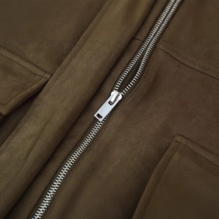Damen Kurzjacke im Utility‑Stil aus Wildlederoptik mit Stehkragen und Cargo‑Klappentaschen Drune