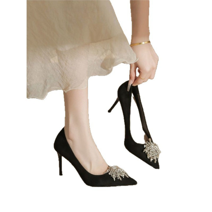 Damen spitz zulaufende Samt‑Pumps mit hohem Stiletto und Kristallbrosche Drune