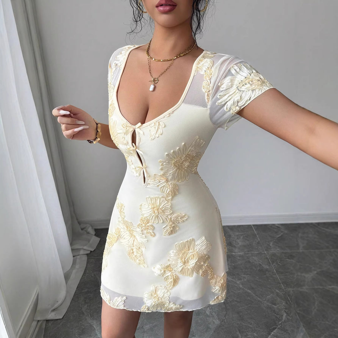 Damen nan figurbetontes Tüll-Minikleid mit dreidimensionaler Blütenstickerei, vorderem Schlitz und kurzen transparenten Ärmeln Drune