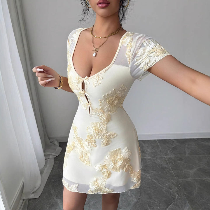 Damen nan figurbetontes Tüll-Minikleid mit dreidimensionaler Blütenstickerei, vorderem Schlitz und kurzen transparenten Ärmeln Drune