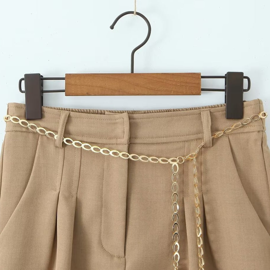 Damen elegante Shorts mit dekorativer Kette und feinen Falten Drune