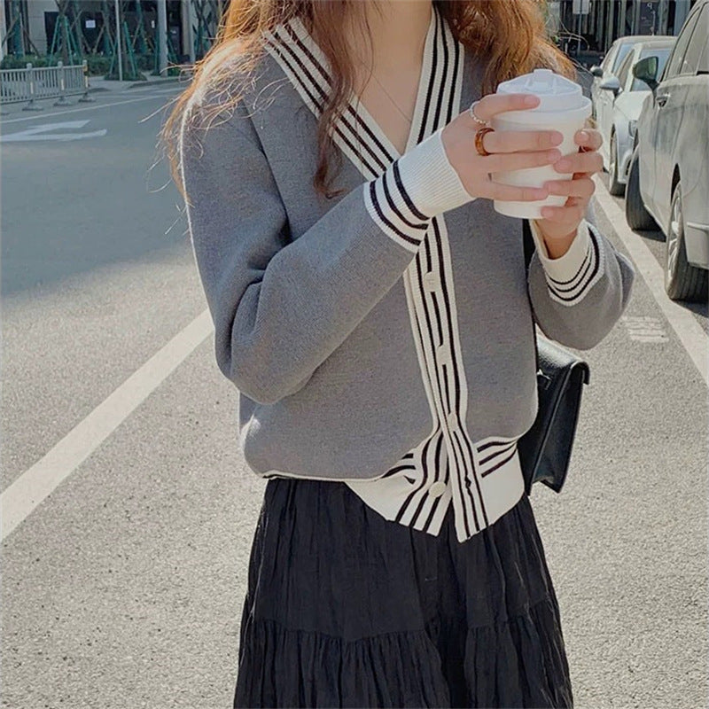 Damen stylische Strickjacke mit breitem V-Ausschnitt und kontrastierenden Knopfdetails Drune