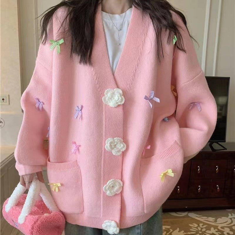 Damen Strickjacke mit verspielten Blumenapplikationen und großen Knöpfen Drune