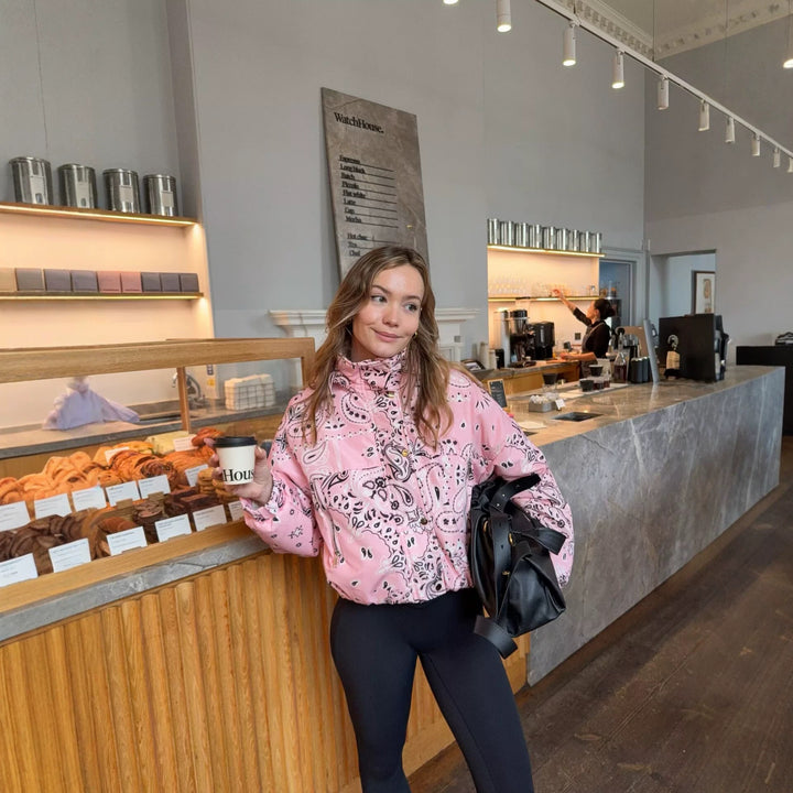 Damen Bedruckte Kapuzen-Übergangsjacke mit Bandana‑Print und Kängurutasche Drune