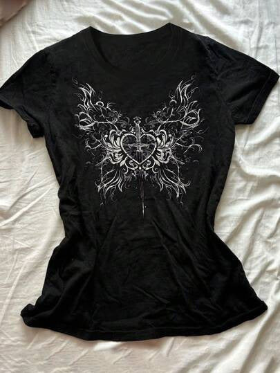 Damen T-Shirt mit künstlerischem Schmetterlingsdesign und herzförmigem Akzent Drune