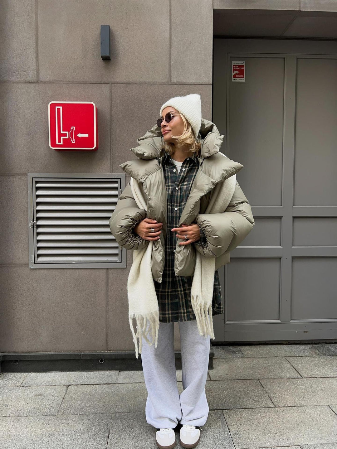 Damen extravagante Oversize Steppdaunenjacke mit extravoluminöser Kapuze Drune