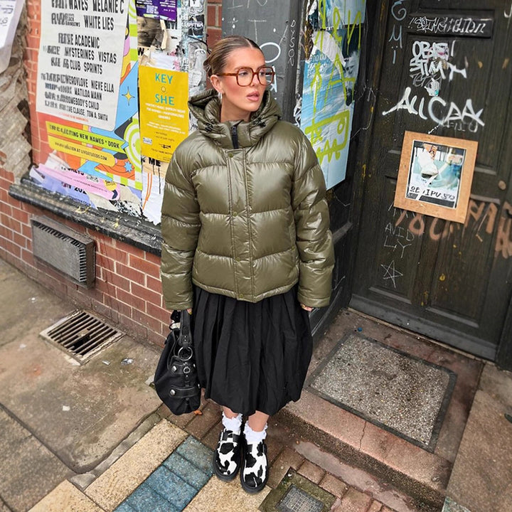 Damen Kurze glänzende Steppjacke mit Kapuze und boxy Silhouette Drune